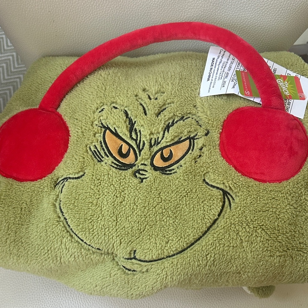 Grinch Dr Seuss Christmas plush snow throw NWT Incredibly Soft Fleece Blanket